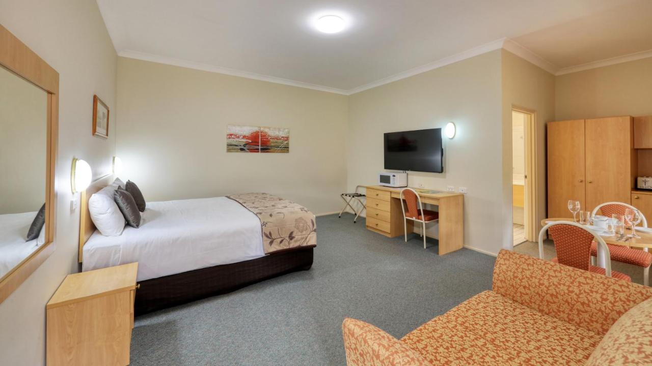 Country Gardens Motor Motel 4*