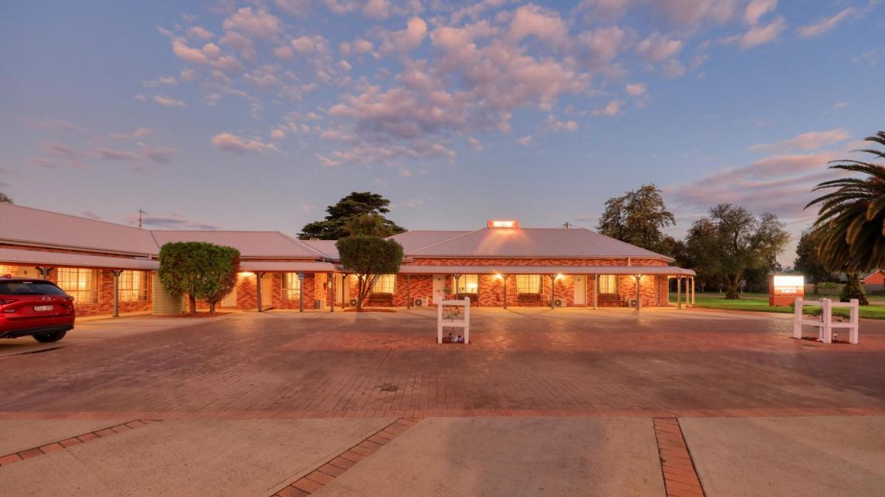 Country Gardens Motor Motel