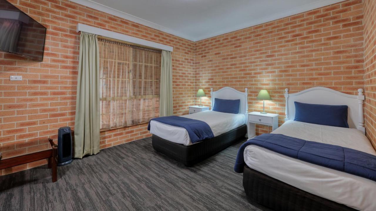 Country Gardens Motor Cowra