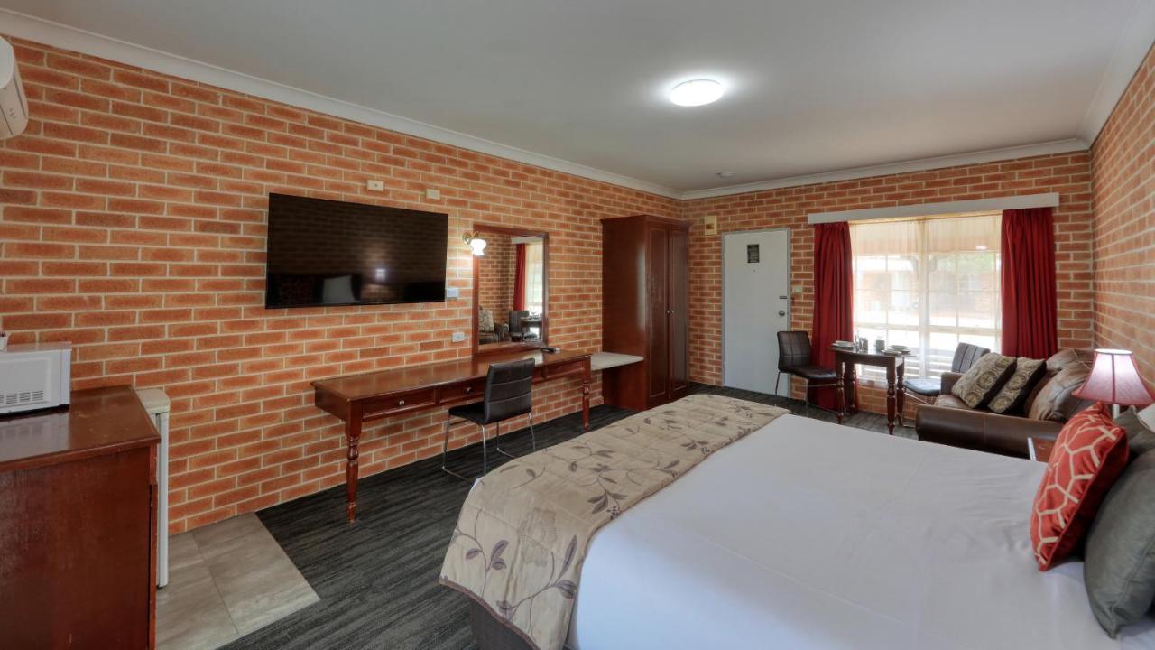 Country Gardens Motor Motel