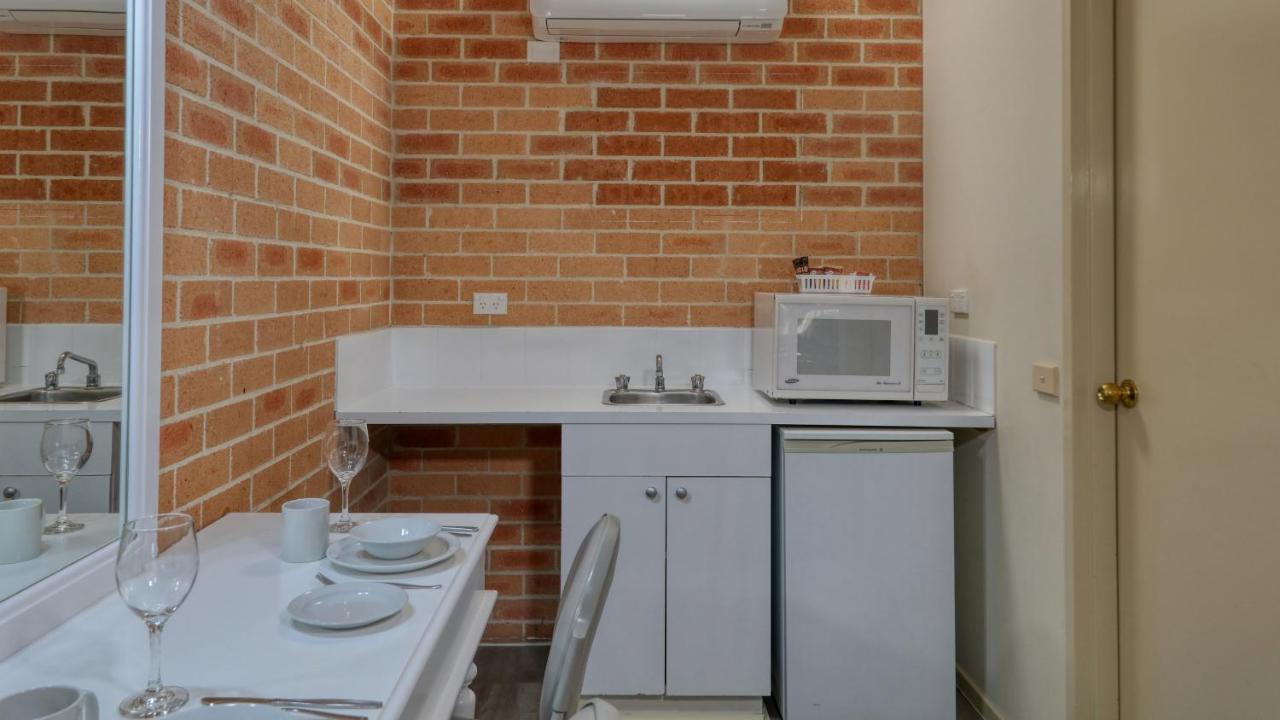 Country Gardens Motor Motel 4*
