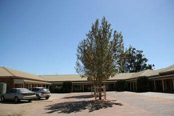 Country Gardens Motor 4*